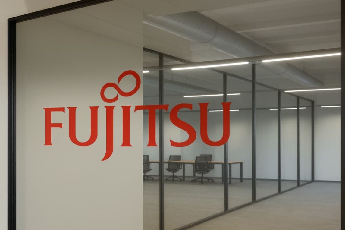 Glaswand mit Fujitsu Schriftzug